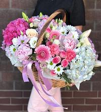 Цветочная композиция из Розы, Хризантемы, Пионы и Лизиантусы в корзине в Чистополе