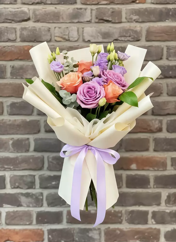 Букет цветов из: Лизиантусы и Розы в Чистополе