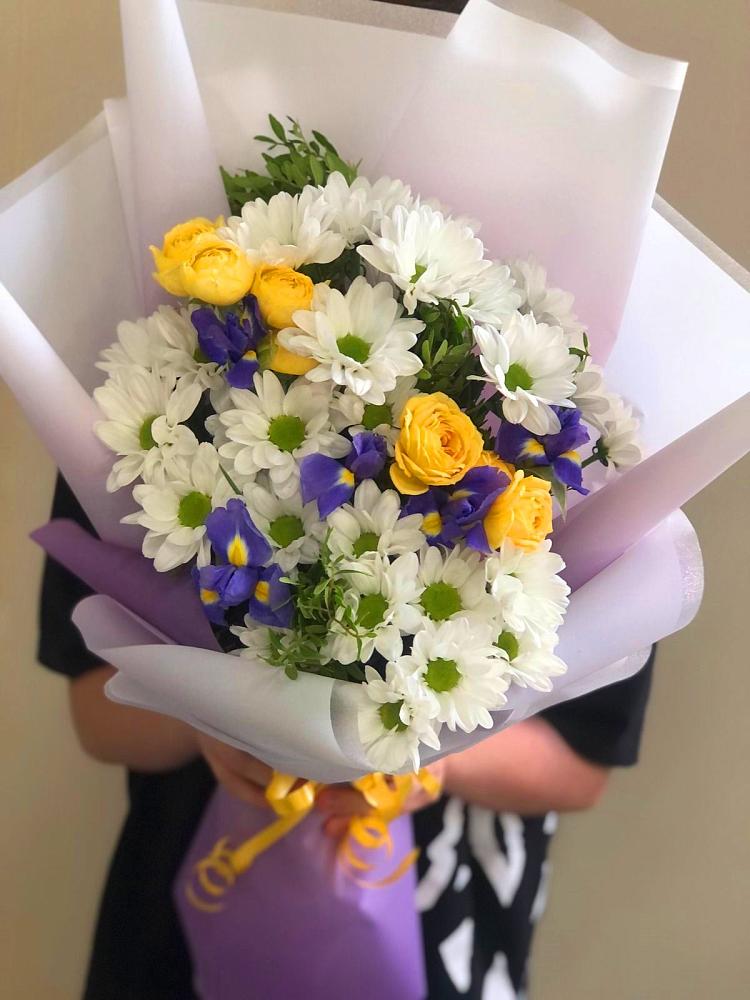 Букет цветов из: Ирисы, Хризантемы и Розы в Чистополе