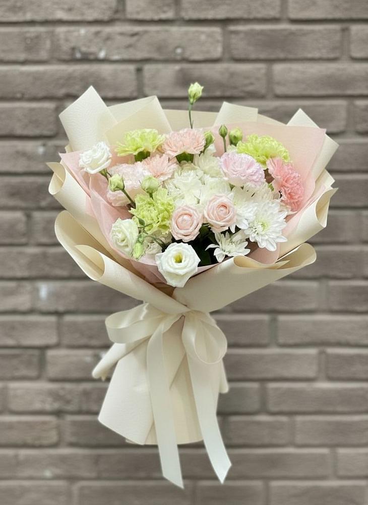 Букет цветов из: Гвоздики, Розы, Лизиантусы и Хризантемы в Чистополе