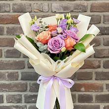 Букет цветов из:  Лизиантусы и Розы в Чистополе