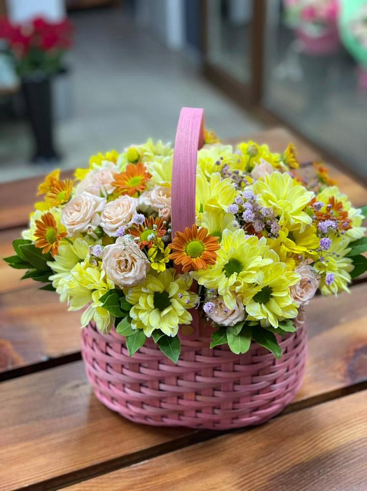Цветочная композиция из Хризантемы и Розы в корзине в Чистополе