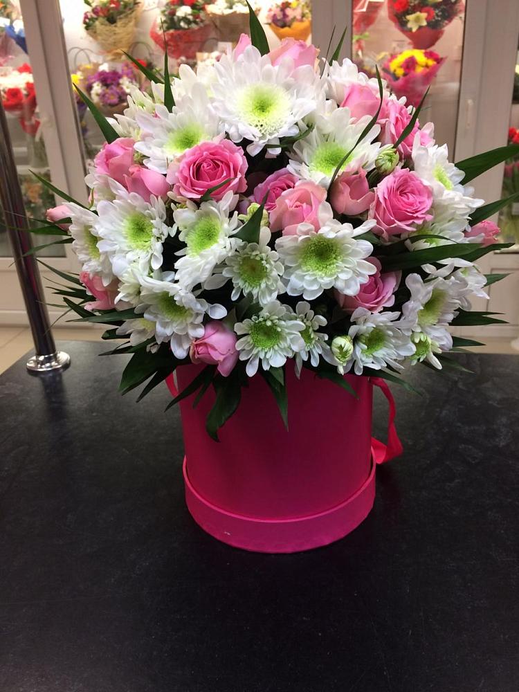 Цветочная композиция из Розы и Хризантемы в шляпной коробке в Чистополе