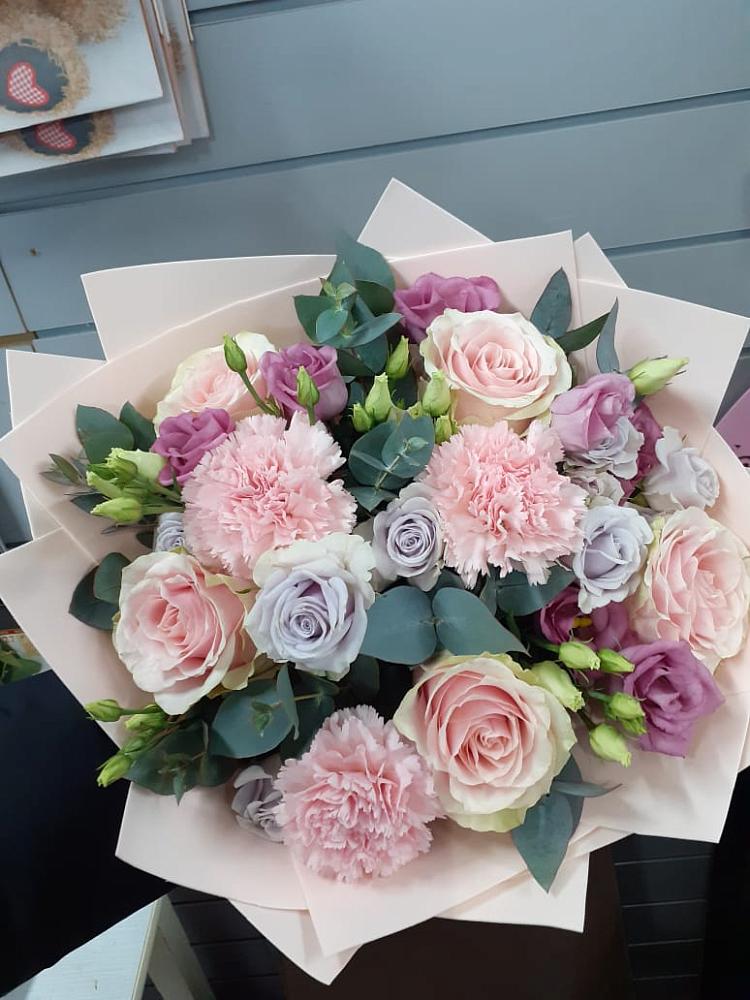 Букет цветов из: Розы, Гвоздики и Лизиантусы в Чистополе