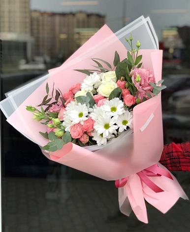 Букет цветов из: Розы, Лизиантусы и Хризантемы в Чистополе