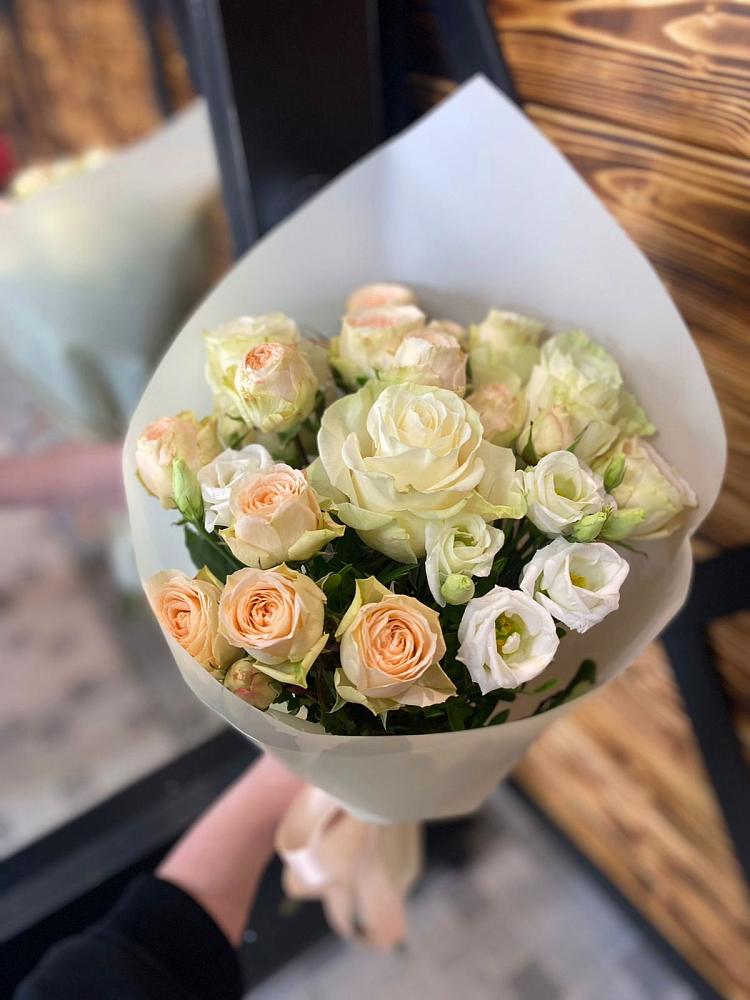 Букет цветов из: Розы и Лизиантусы в Чистополе